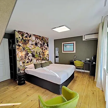 Chateau De La Barbiniere 4* סן-לורן-סור-סבר